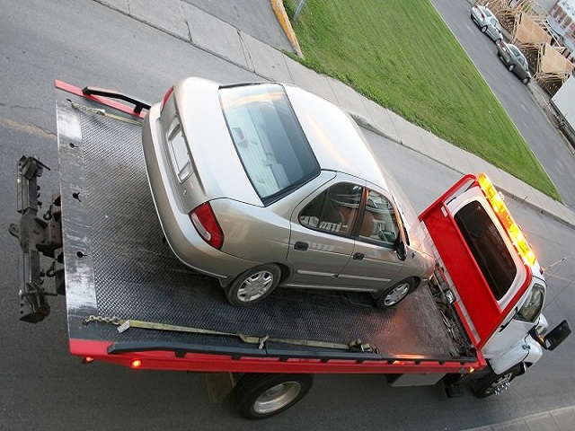 What are the benefits of hiring a professional towing service?